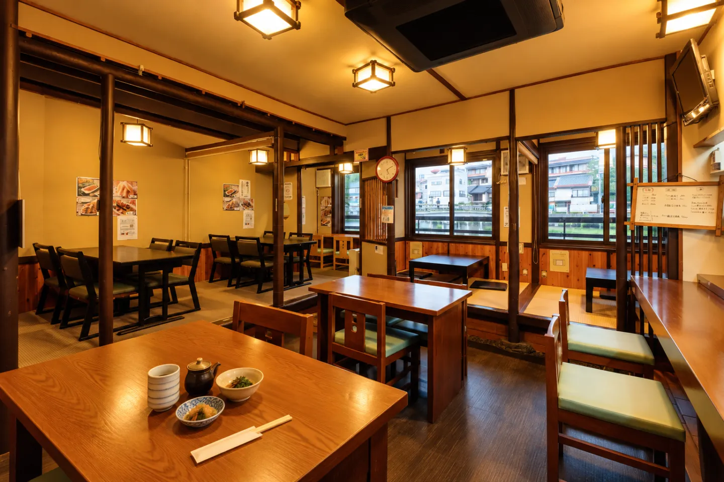 お食事処茶田屋のテーブル席と座敷のある店内