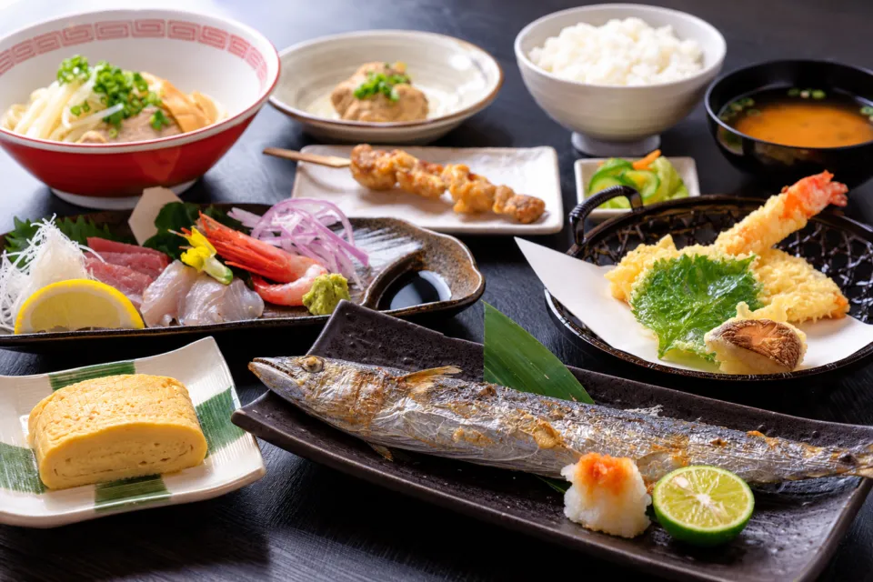 お食事処茶田屋の刺身や天ぷらなどが並ぶ料理