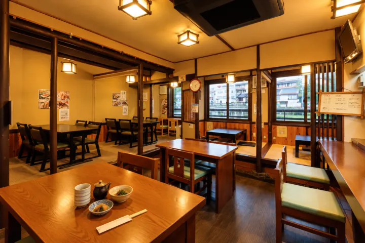 お食事処茶田屋のテーブル席と座敷のある店内