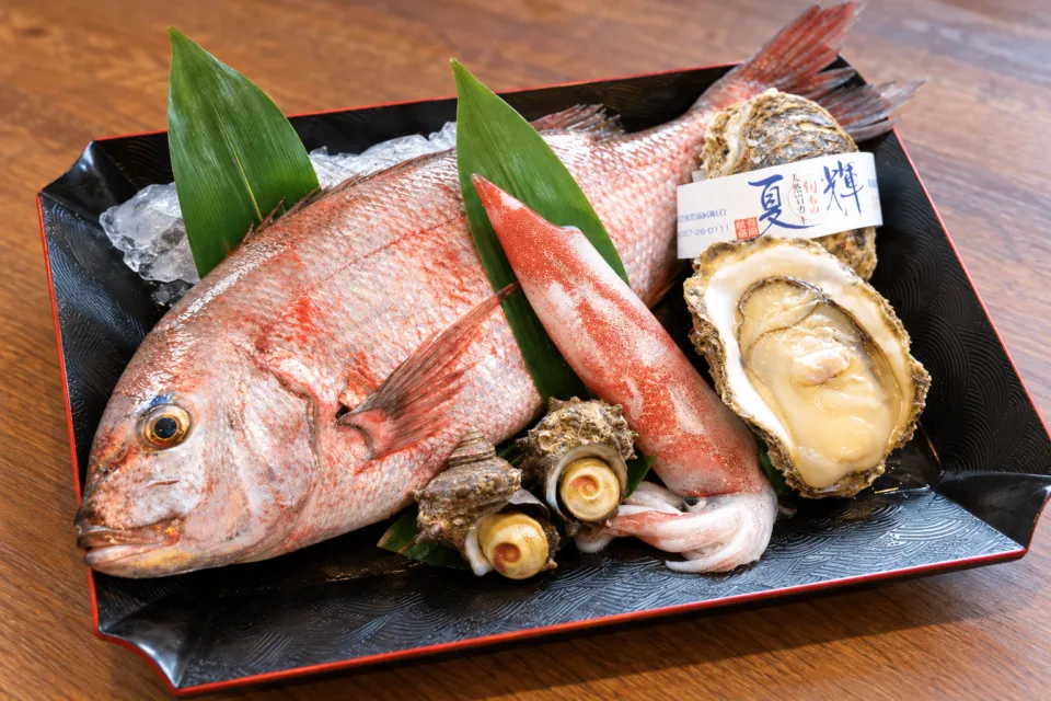 お食事処茶田屋の魚介を盛ったトレー