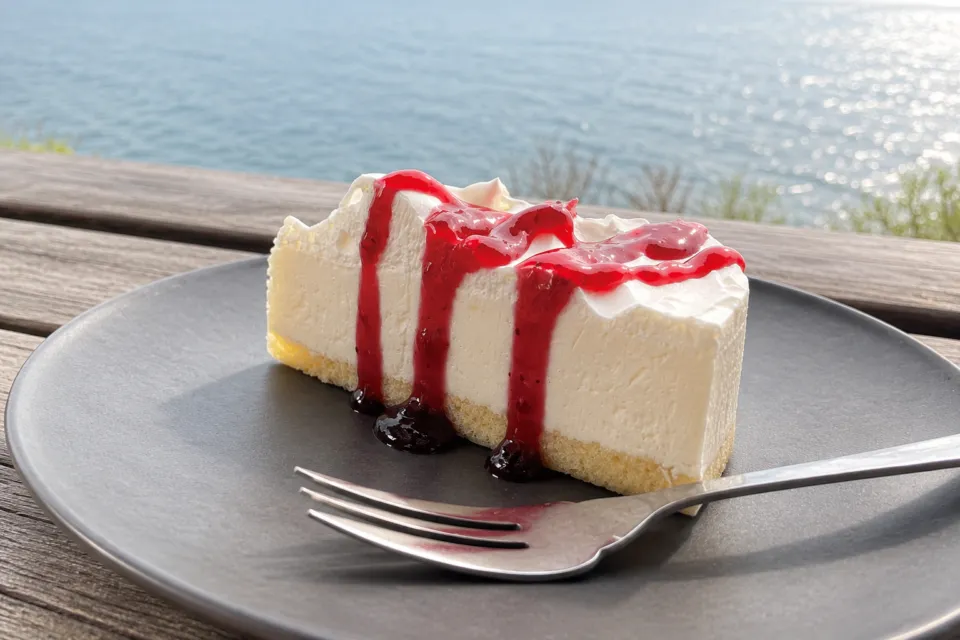 シャーレ 水ヶ浜の赤いソースを添えたレアチーズケーキ