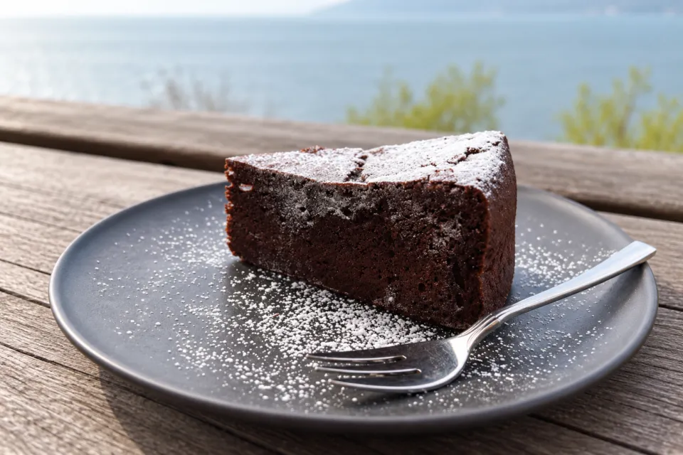 シャーレ 水ヶ浜の粉糖を添えたチョコレートケーキ