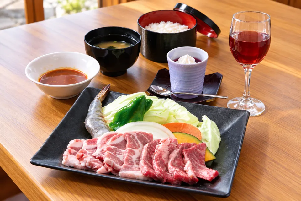 バーベキューハウス シャトー弥山の牛肉と豚肉や野菜を盛り合わせた食事