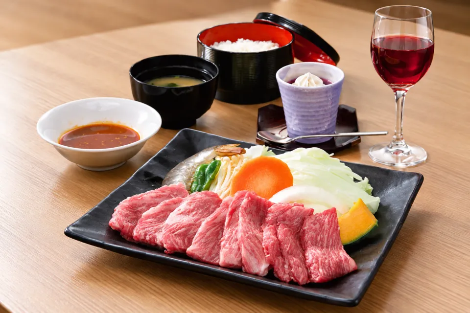 バーベキューハウス シャトー弥山の和牛肉とエビや野菜を組み合わせた食事