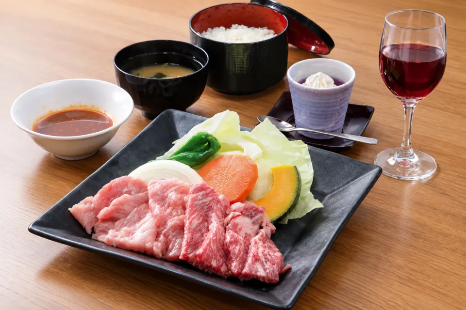バーベキューハウス シャトー弥山の牛肉と豚肉や野菜にご飯を添えた食事
