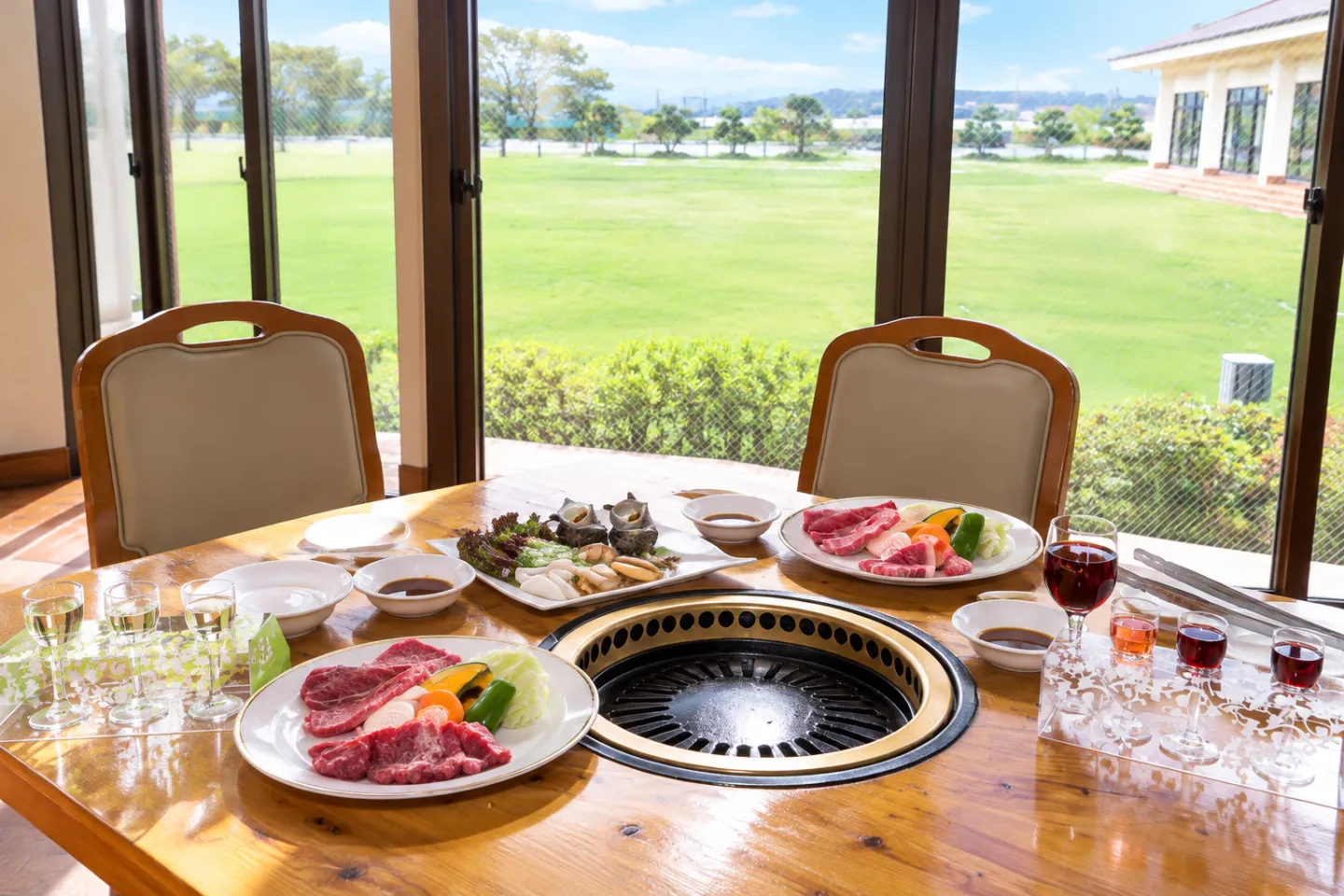 バーベキューハウス シャトー弥山の窓辺の焼肉テーブル