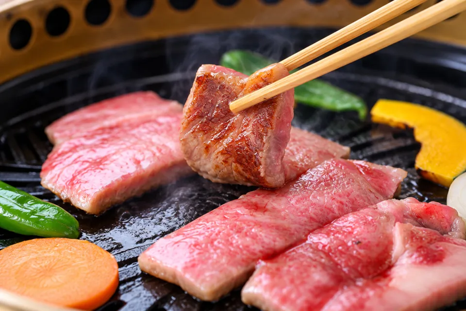 バーベキューハウス シャトー弥山の鉄板で焼く和牛肉
