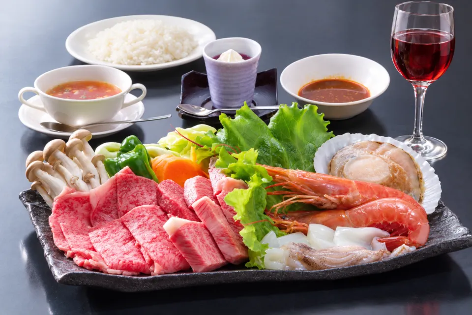 バーベキューハウス シャトー弥山の和牛肉とエビや貝を盛り合わせた食事
