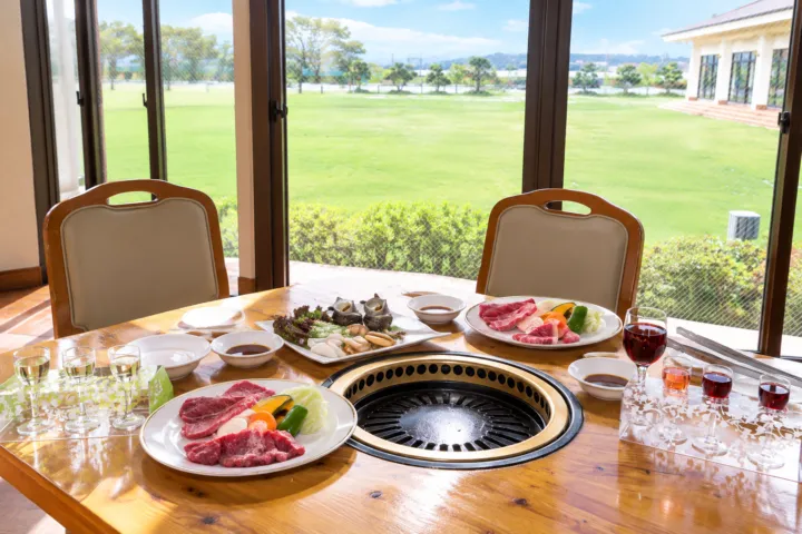 バーベキューハウス シャトー弥山の窓辺の焼肉テーブル