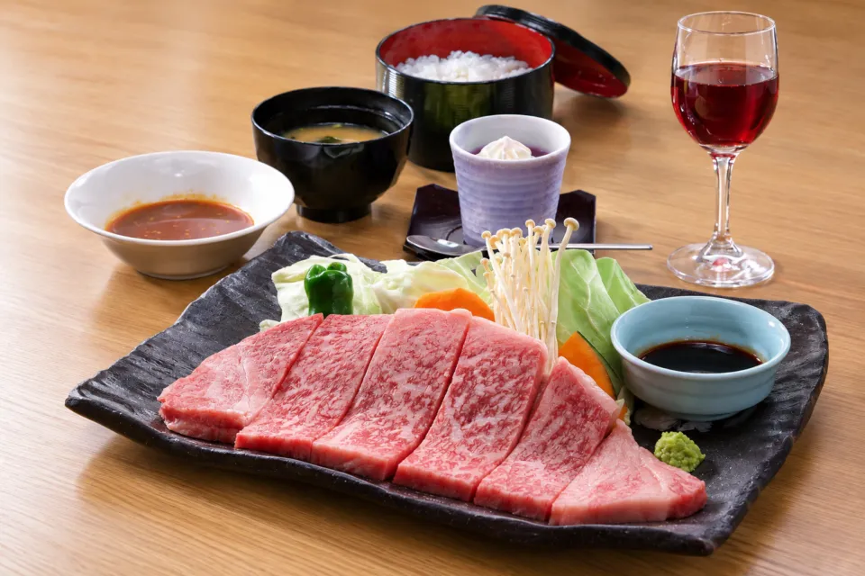 バーベキューハウス シャトー弥山の和牛肉と野菜にご飯や汁物を添えた食事
