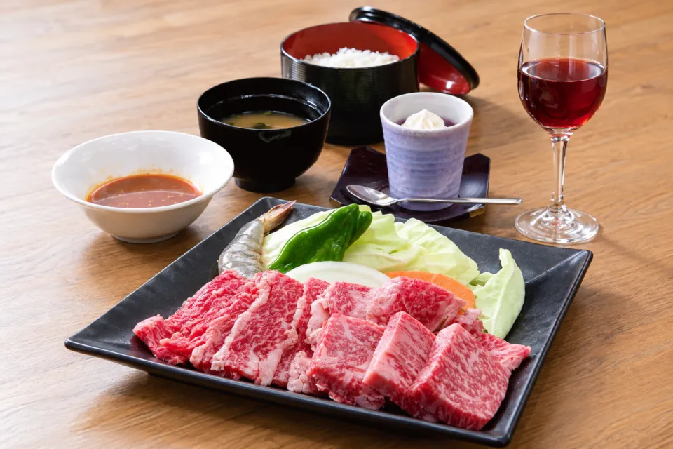 バーベキューハウス シャトー弥山の和牛の盛り合わせとご飯や汁物