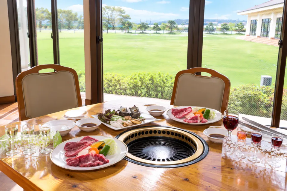 バーベキューハウス シャトー弥山の窓辺の焼肉テーブル