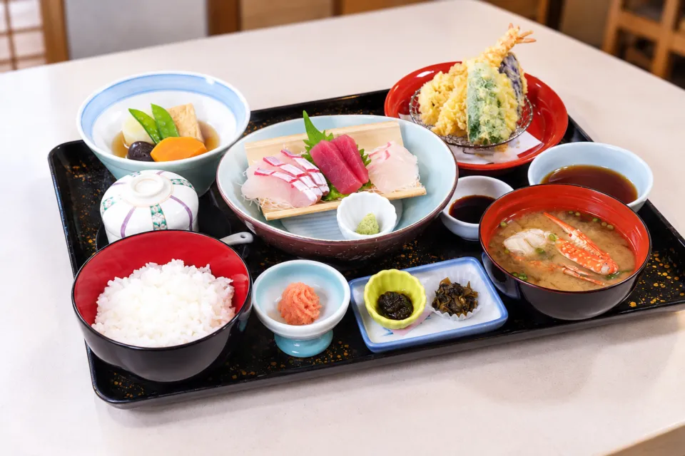 博多料亭 稚加榮 福岡店の刺身や天ぷらを配した昼定食
