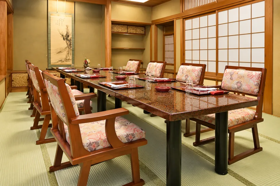 博多料亭 稚加榮 福岡店の椅子とテーブルを備えた和室