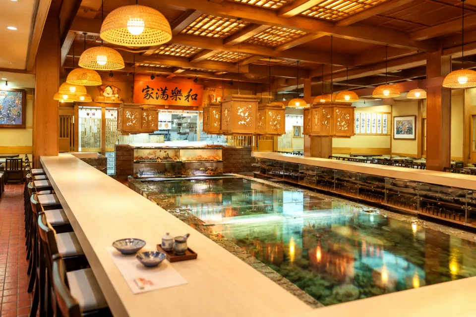 博多料亭 稚加榮 福岡店のいけすを囲む店内