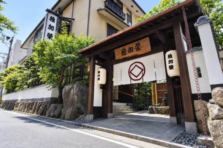 博多料亭 稚加榮 福岡店の提灯とのれんを備えた入口
