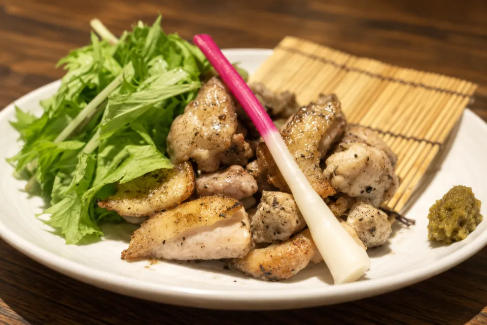ちんばたの焼いた鶏肉と薬味の盛り合わせ