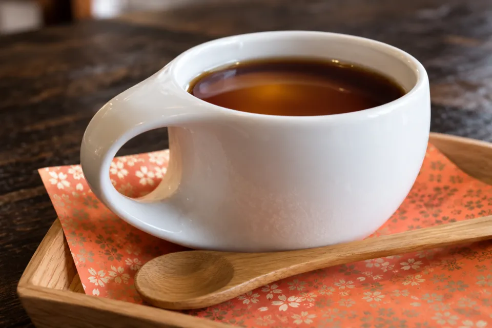 ちんばたの白いカップに入ったコーヒー