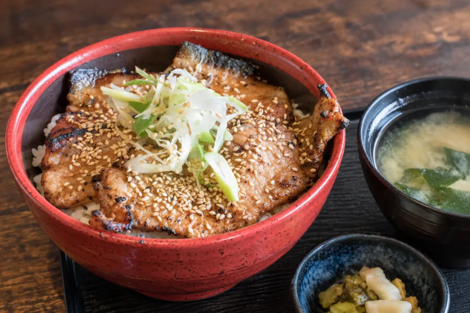 ちんばたの豚みそ丼と汁椀