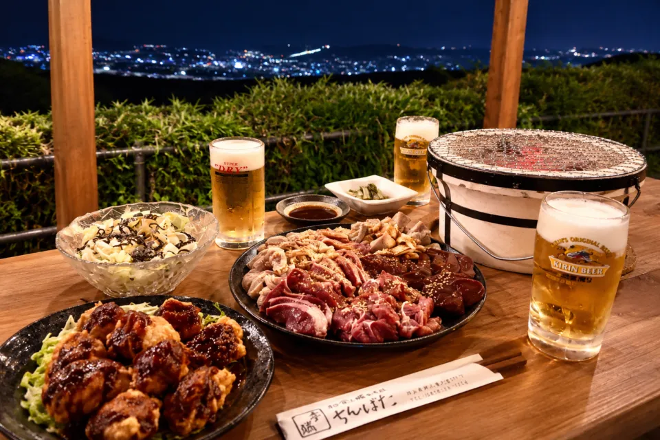 ちんばたのテラスの七輪と肉・料理の盛り合わせ