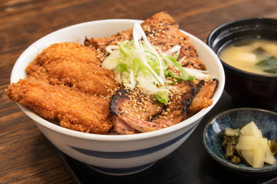ちんばたの豚肉とカツを盛った丼