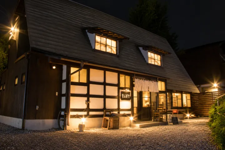 ちんばたの夜の木造店舗の外観
