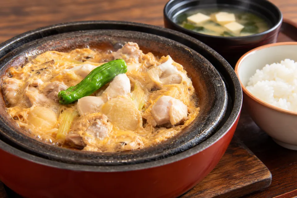 ちんばたの卵でとじた鶏肉の定食