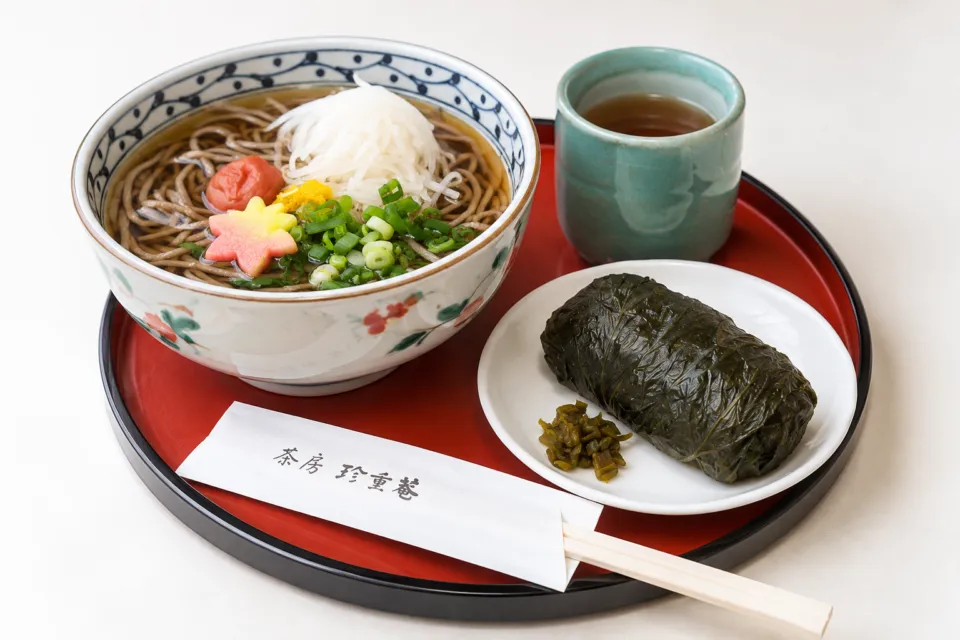 茶房 珍重庵 本宮店のもうでそばとめはり寿司のセット