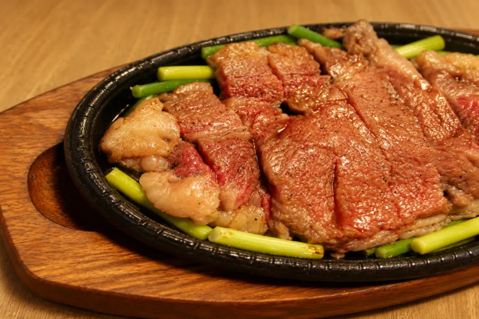村上牛専門料理店 江戸庄の鉄板に盛られたステーキ