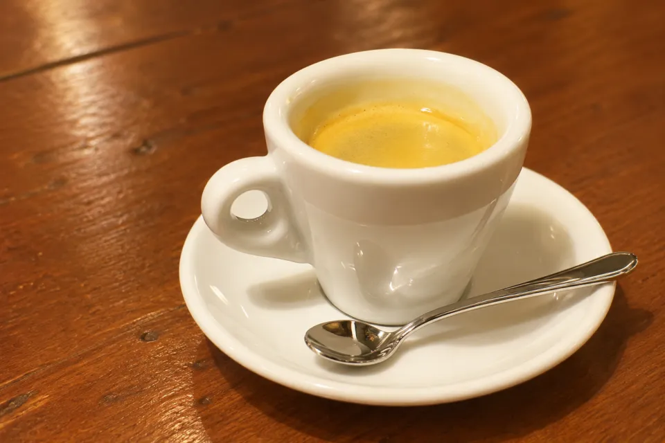 村上牛専門料理店 江戸庄の木のテーブルに置かれた白いカップ