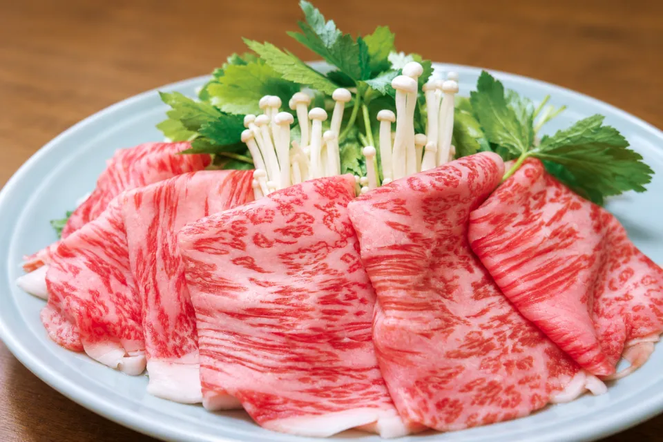 村上牛専門料理店 江戸庄の薄切りの牛肉と野菜の盛り合わせ