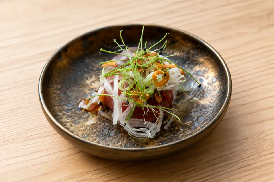 えんやどっと丸の薬味を添えた魚の料理