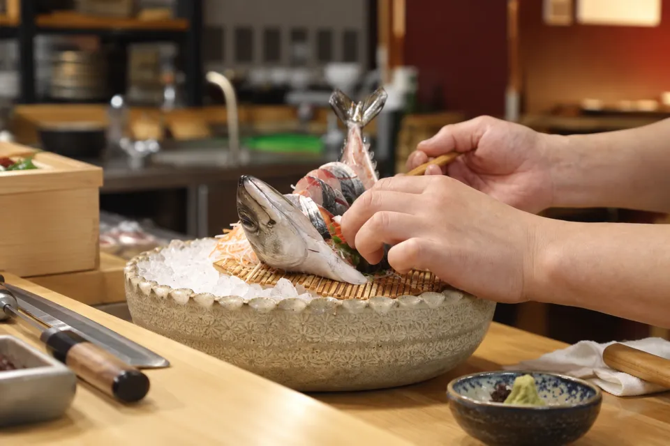 えんやどっと丸の料理を盛り付ける手元