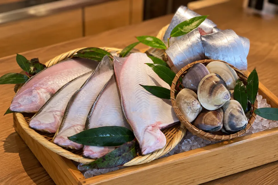 えんやどっと丸の氷の上に並ぶ魚介の食材