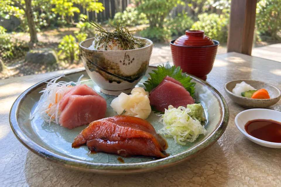 えんやどっと丸のマグロの刺身とご飯