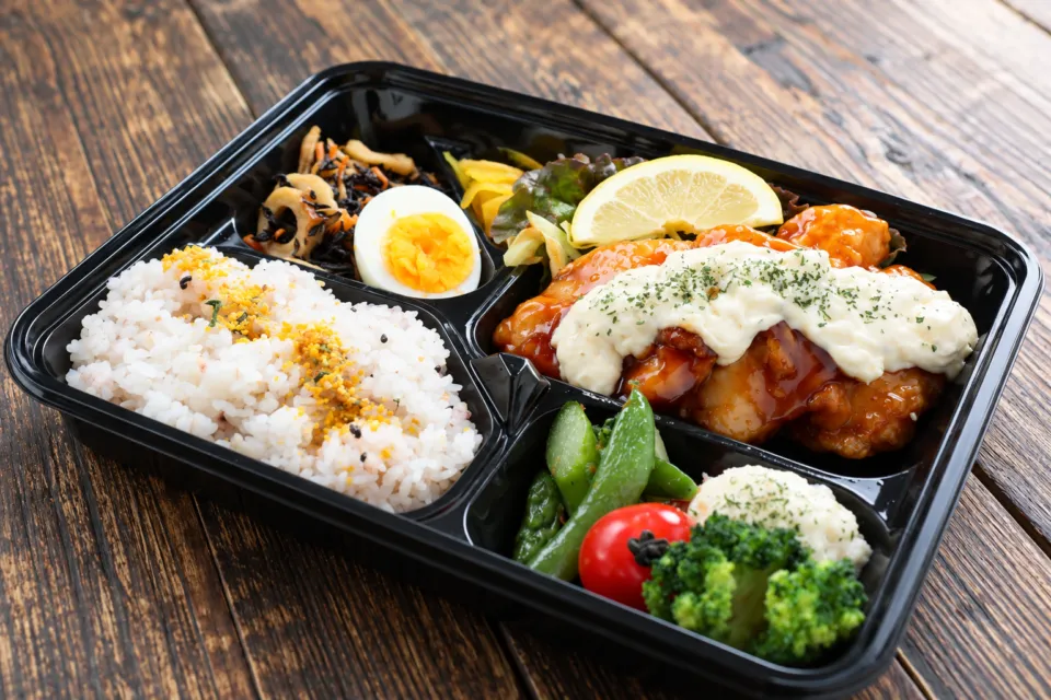 エンヤサンゴ 皆生ホテル店のご飯とおかずを盛り付けた弁当