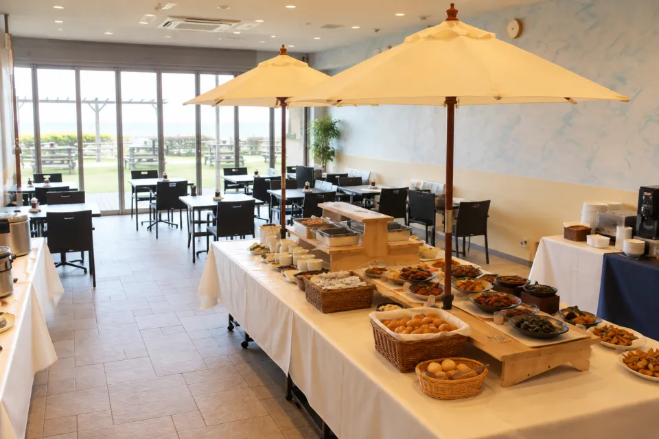 エンヤサンゴ 皆生ホテル店の朝食バイキングの料理が並ぶ台