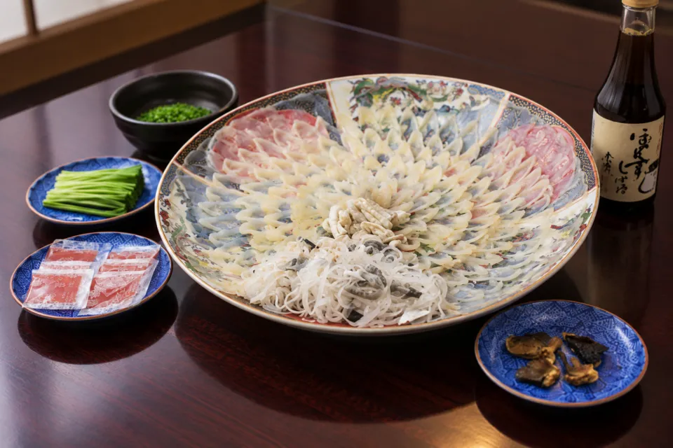 ふく料理 志げるの大皿のふく刺しと薬味