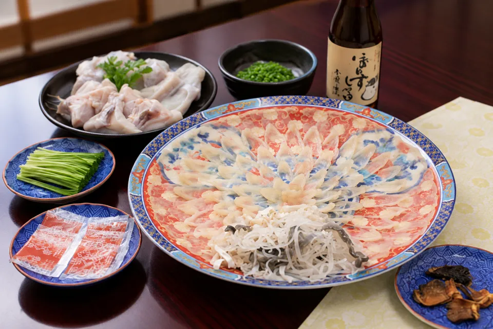 ふく料理 志げるのふく刺しとアラを盛った器