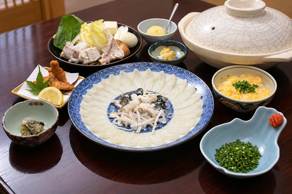ふく料理 志げるの刺身と鍋の具材を並べた食卓