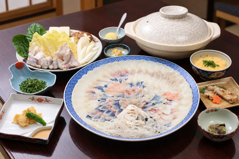 ふく料理 志げるの刺身と土鍋を並べた食卓