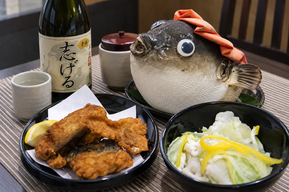 ふく料理 志げるの酒瓶とふぐ形の器