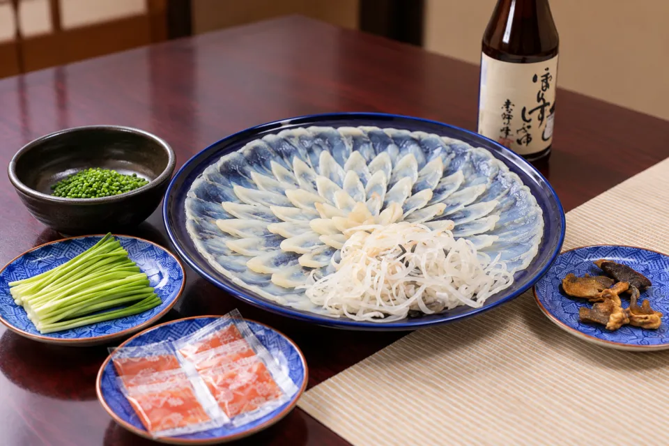ふく料理 志げるの青い皿に盛ったふく刺し