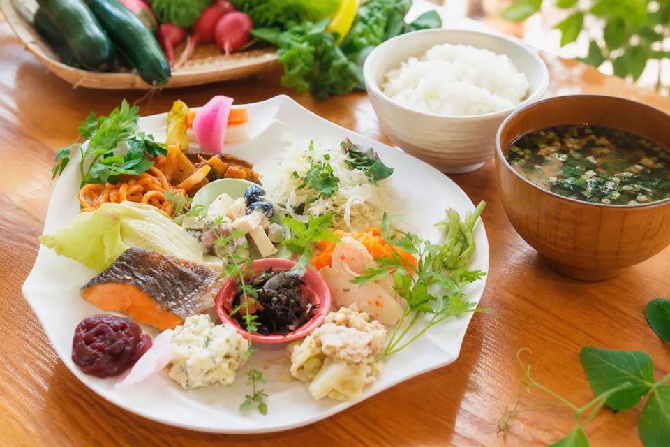 ガーデンカフェ&デリカテッセンkimotoのご飯と汁物を添えた野菜のお惣菜プレート