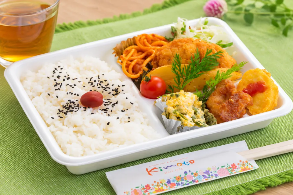 ガーデンカフェ＆デリカテッセンkimotoのご飯と手づくりのおかずを詰めたお弁当