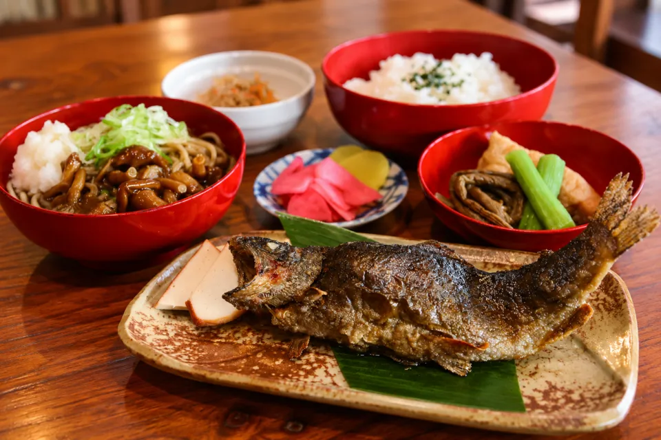 五箇山の味 ふるさとの岩魚の揚げ物とご飯・そばの定食