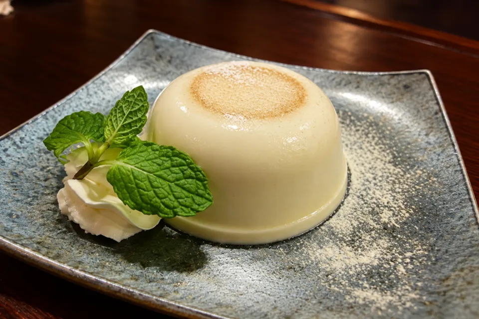 五箇山の味 ふるさとのクリームとミントを添えたプリン