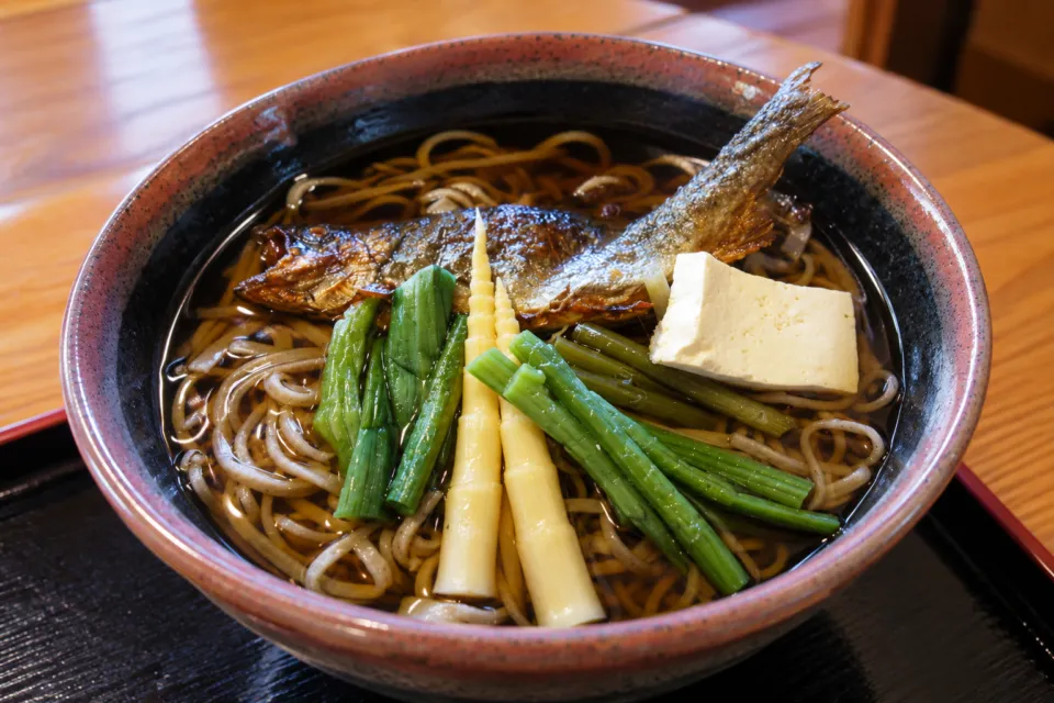 五箇山の味 ふるさとの岩魚と山菜と豆腐をのせたそば