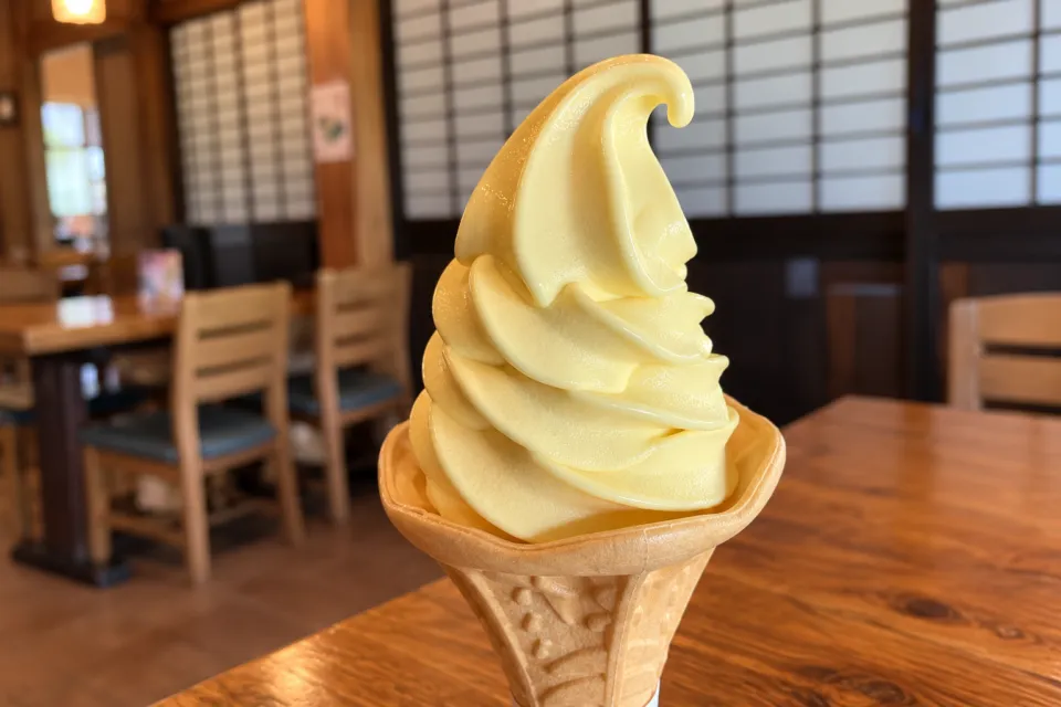 五箇山の味 ふるさとの淡い黄色のぼべらソフトクリーム