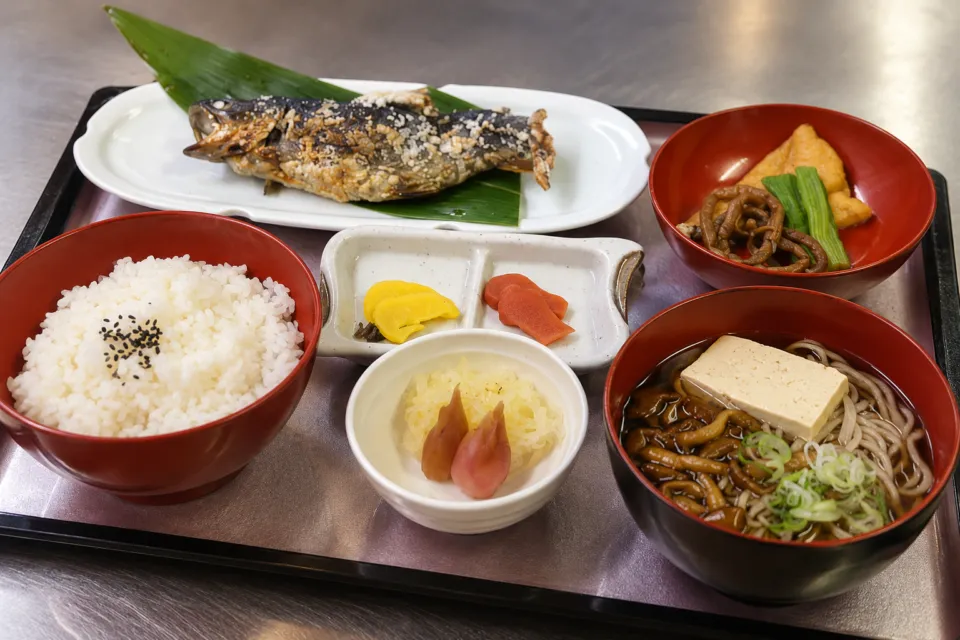 五箇山の味 ふるさとの岩魚の塩焼きと小鉢の定食